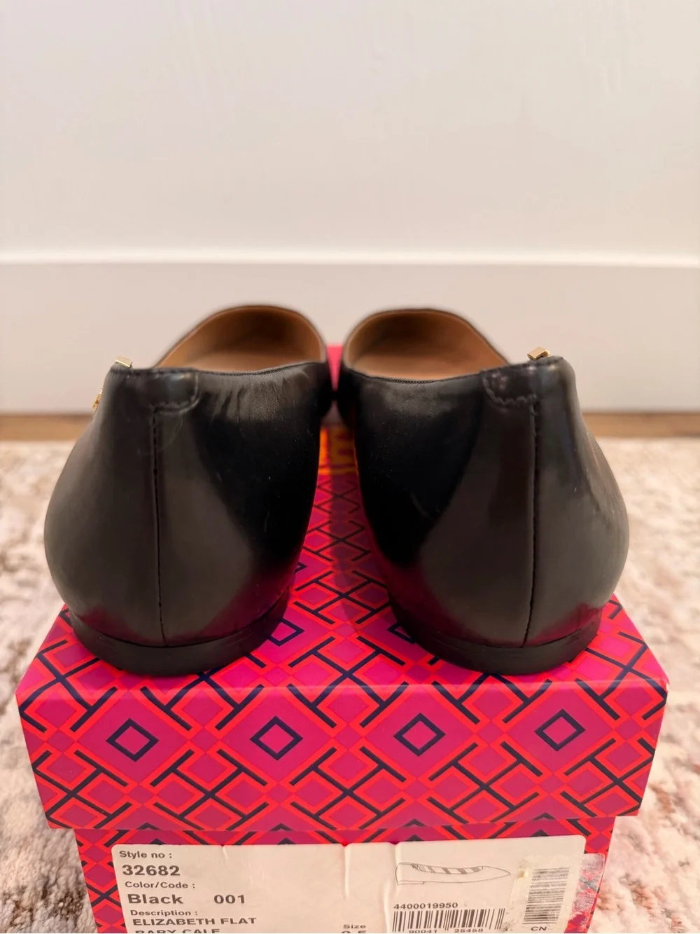 Tory Burch Elizabeth Pointed Toe Ballet Flat in black leather w/Gold Logo Sz 9